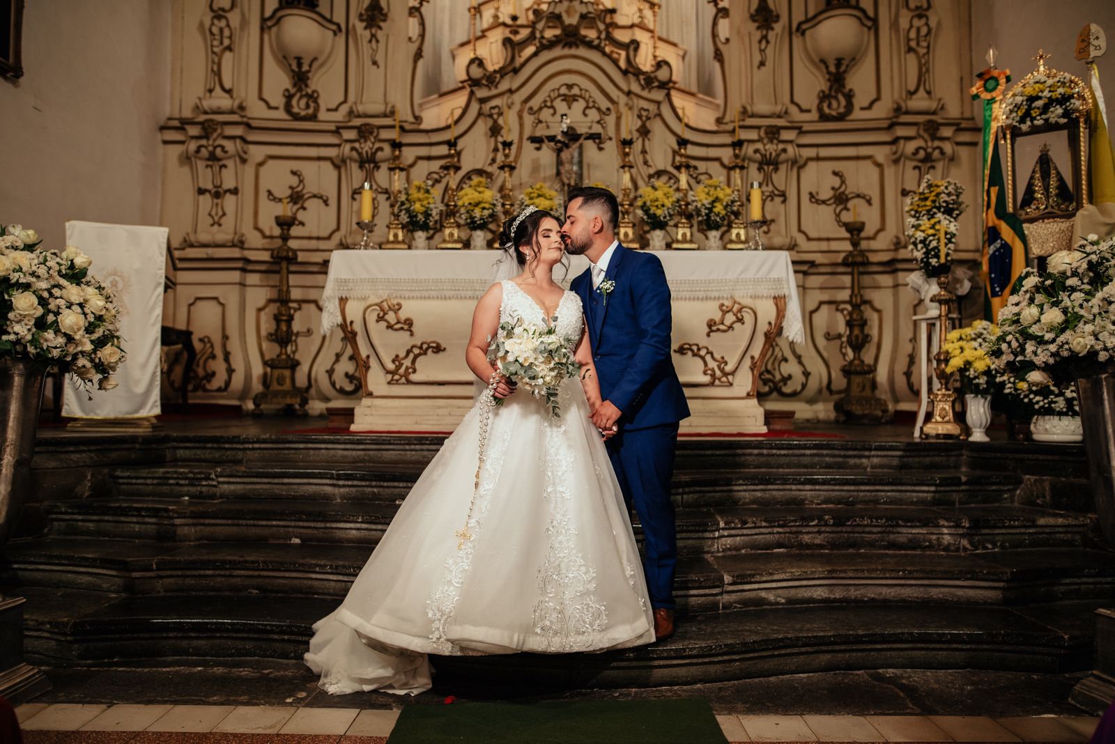 Noivos no altar da igreja